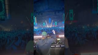 Whole room locked in #Rave