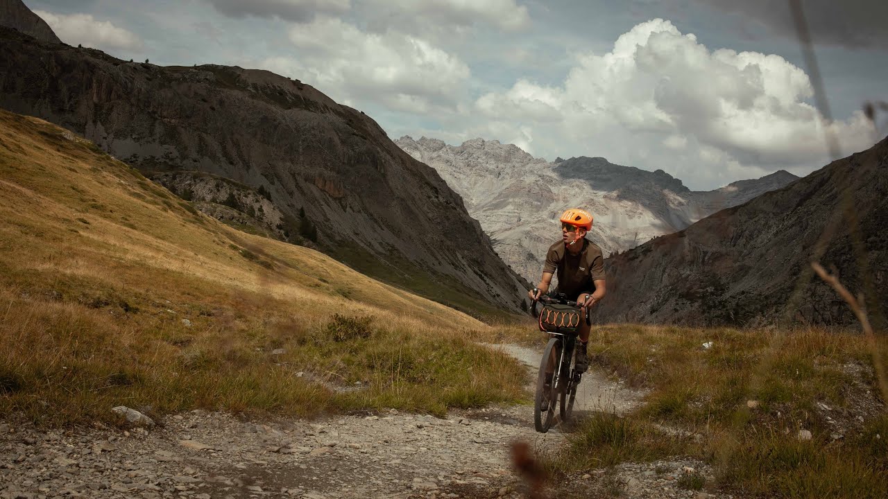 Videostill: Video, fietsen door de Dolomieten