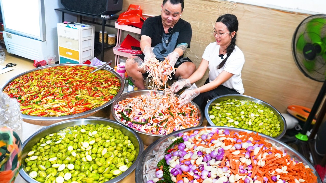 Thức trắng 2 đêm làm hàng trăm ký lỗ tai heo ngâm chua ngọt em gái vẫn cháy hàng bán không kịp khách