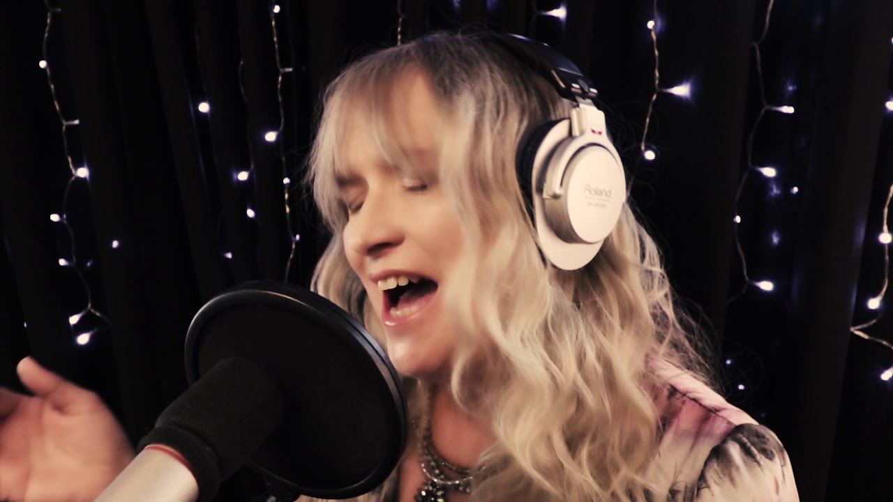 在 YouTube 上觀看「Aly Cook - ‘Not Pretty Enough’ ft Sharon O’Neill’」