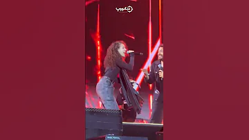 رد فعل تامر حسني بعد سماع صوت معجبة على المسرح 