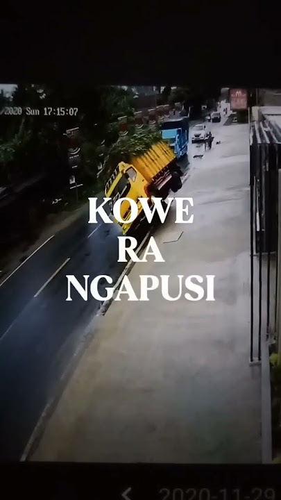 terekam cctv truk terguling #vidioshort #cantermaniaindonesiacommunity #lakalantas