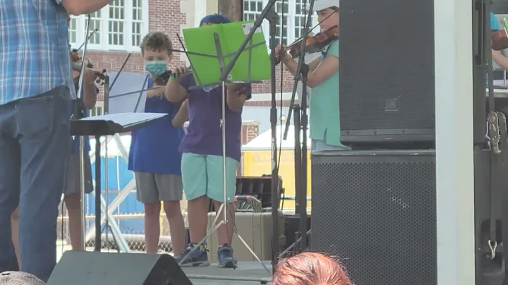 Lusher Honors Orchestra plays Medieval Kings at th...