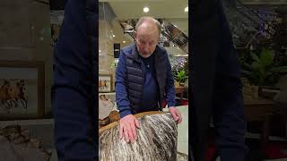 Стыки, которые делают этот #диван из шкуры уникальным