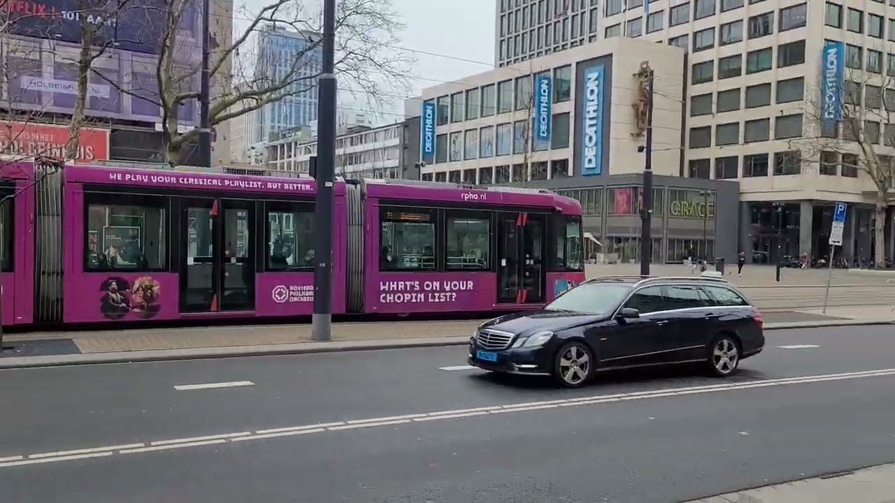 Roze tram over de Coolsingel, 8 maart 2023
