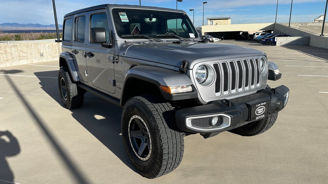 Видеообзор Jeep Wrangler Unlimited Sahara 2020 года с участием «лысого парня».