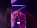 Ángela Torres y Rusherking cantan y se besan por primera vez en un show