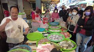 鮭魚下巴太受客人歡迎  有一個客人直接買走一整大箱 台中水湳市場  海鮮叫賣哥阿源  Taiwan seafood auction