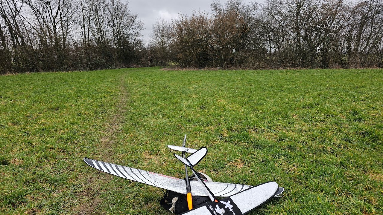 Mit leichtem Flieger auf dem Bolzplatz