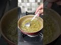 Mettez simplement du romarin sur vos pieds et attendez!