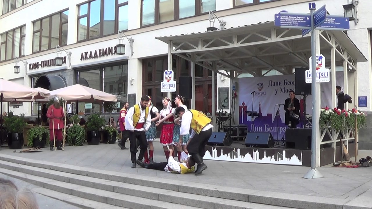 Славянские танцы в центре Москвы - YouTube