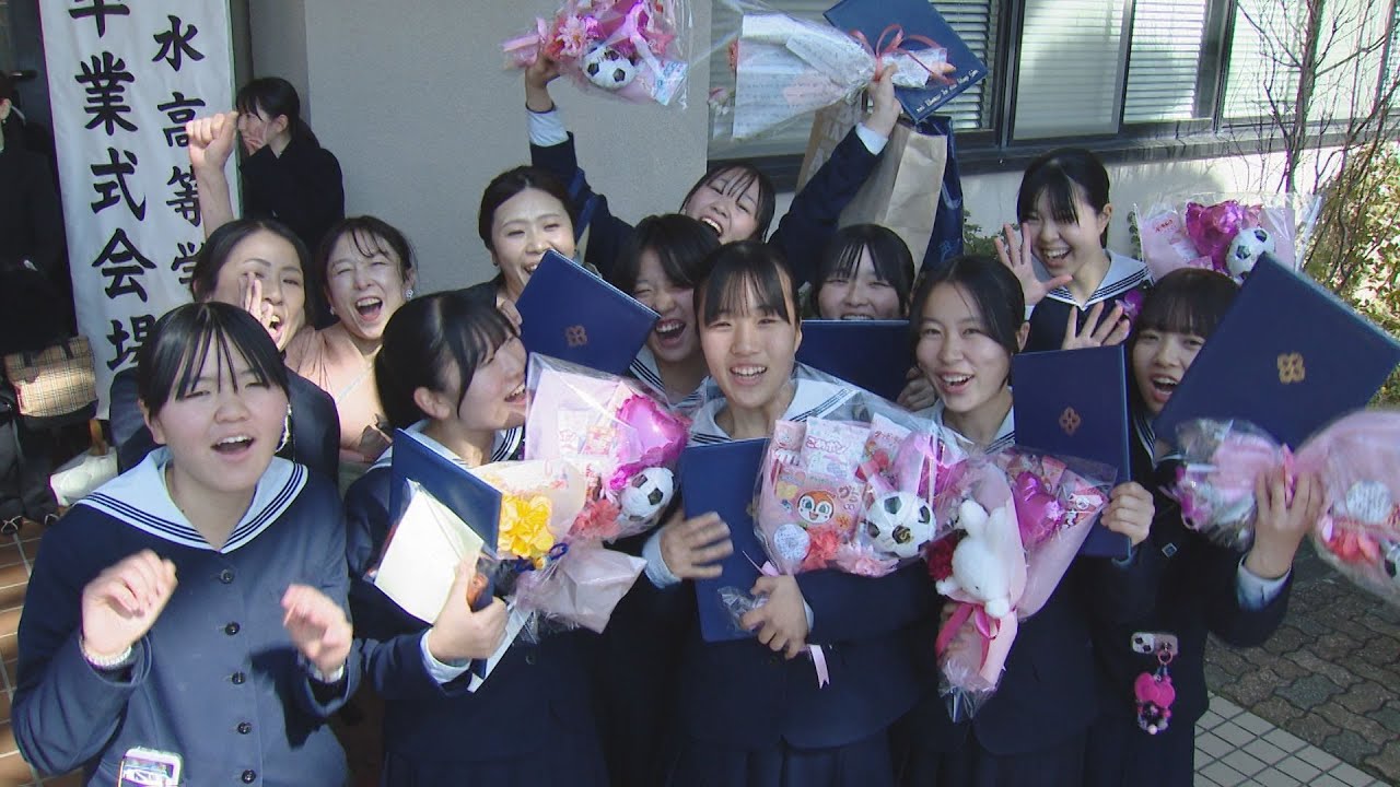 「みんな大好き」「３年間ありがとう」県内の高校で最も早く 活水高校で卒業式 涙と笑顔 最後のホームルーム