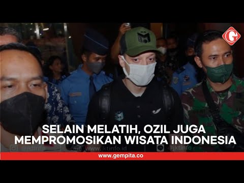 Momen Pemain Bintang Sepak Bola Dunia Mesut Ozil Tiba di Jakarta