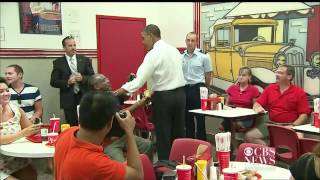 Obama surprises diner, orders chili dogs