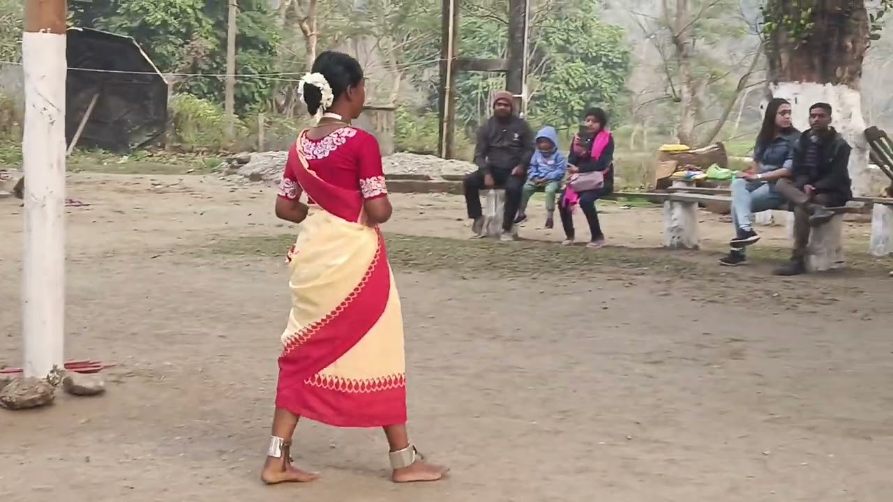 গরুমারা অভয়ারণ্য এর ভিতরে এক গ্রামে আদিবাসী নৃত্য #tribalsonganddance #tribalsong