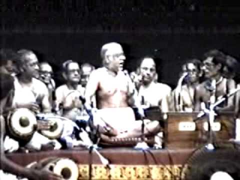 Swami Haridas Giri Bhajans - Roopapahathaloch...