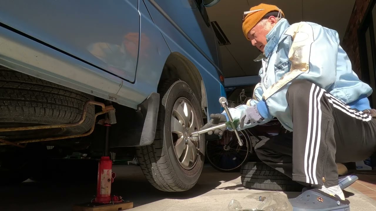 age74   スタッドレスタイヤ交換　恐るべし　VRX１４シーズン目　　バリ山　硬度ギリOK