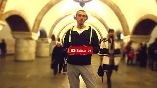 Держу табличку subscribe в метро когда проходят люди time laps