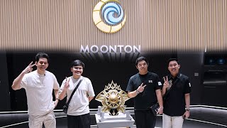 Foto Langsung Di Depan Piala M WORLD Bareng Lemon, R7, Dan Mas Ade Di Kantor Moonton China!!