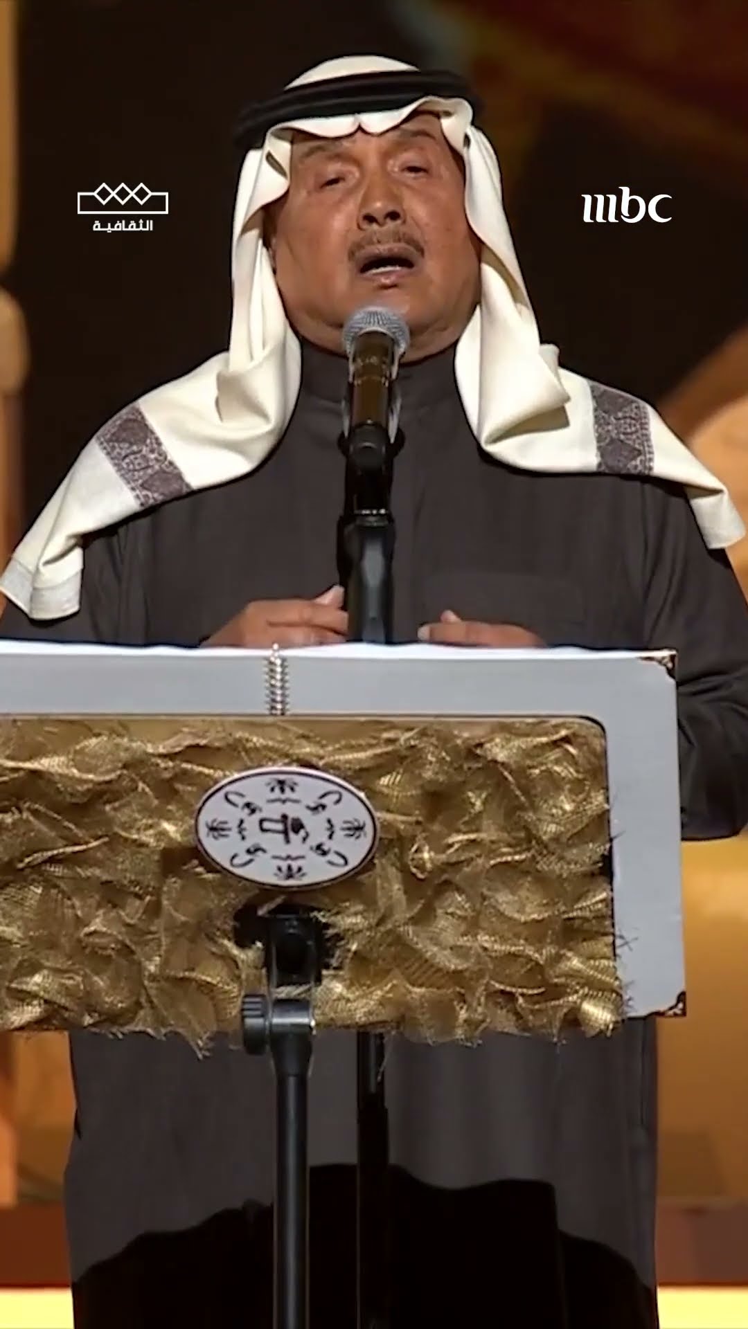 عاشقٍ طين البيوت .. وفتلة خيوط الوبر  عاشقٍ مافي البشوت .. من عطا وطيب وفخر