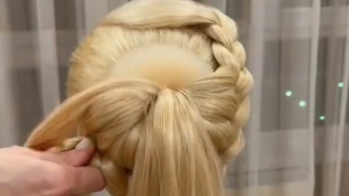 Көк бюстгалтердегі жыныстың төменгі жағында татуировкасы бар брюнетка Желіде қалың жұрт қалыңдықты сиқытып жатыр.