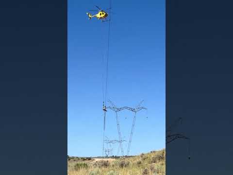 مخاطرة عالية مهارة عالية لاعب خط هجوم ينفذ مناورة خطيرة بإتقان 