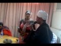 حسن محجوب ومنار صديق لابس الشريط