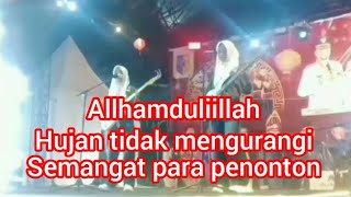 Allhamduliillah hujan tidak mengurangi semangat para penonton 
