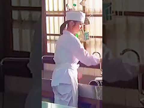 色んなカッコする浜辺美波ﾁｬﾝと後ろ姿