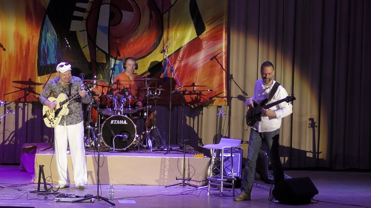 Assista a Джин-Тоник – Танцы (Live) no YouTube