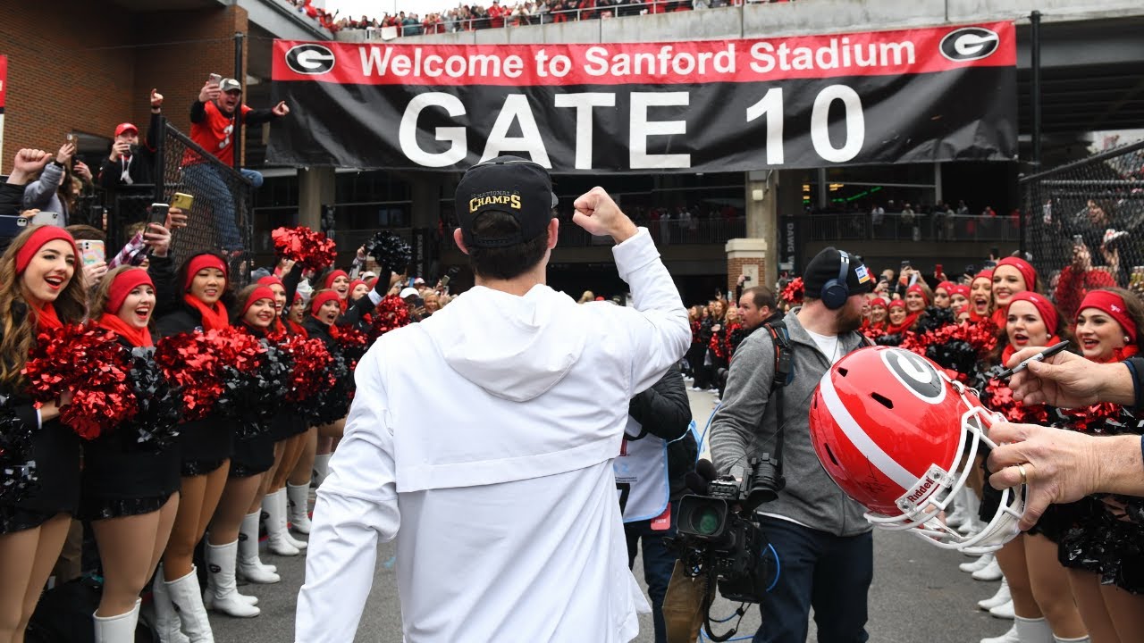 WATCH Stetson Bennett go through the Dawg Walk