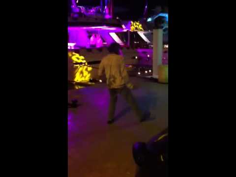 Un clochard bourré qui danse comme un ouf à St Tropez ...