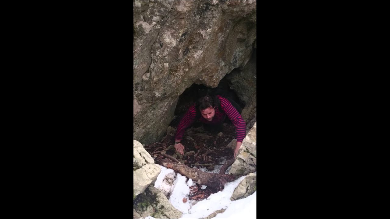 Lukas klettert durch ein Loch und nimmt keinen Umweg