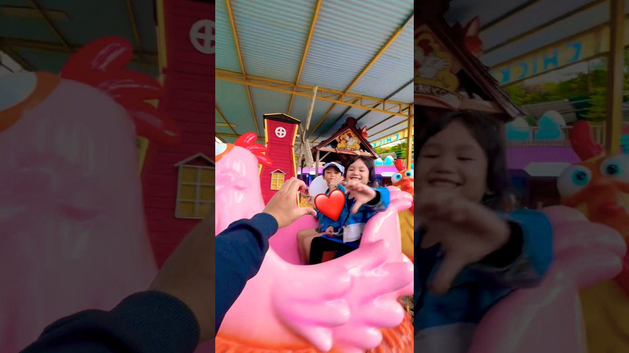 Naik ayam pink mata melotot berkotek kotek lucu melaju kencang. Adik dan kakak love hand 