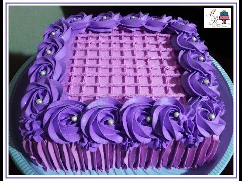 confeitando bolo quadrado na cor roxo 💜💜💜 e lilás para baby chá 