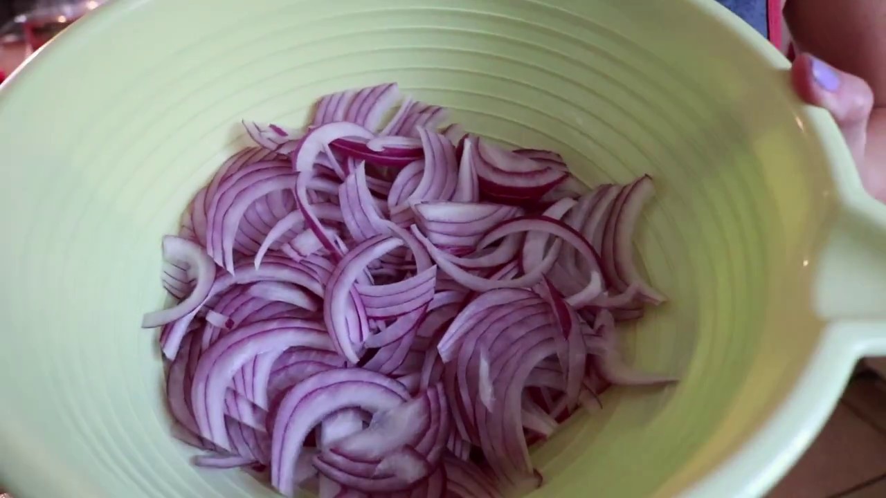 EASY QUICK PICKLED RED ONIONS - YouTube