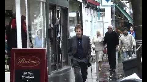 Paul McCartney infastidito dai paparazzi in una via di Londra