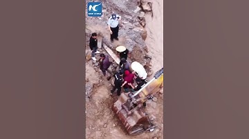 Excavator transfers trapped residents to safety in China