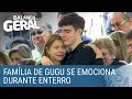 Família se emociona durante enterro de Gugu Liberato em SP