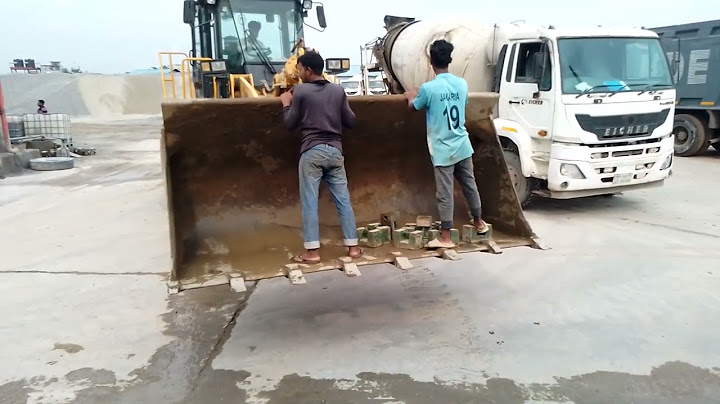 পেলোডার মেশিনের সাহায্যে মালামাল বহন করা হচ্ছে,,,