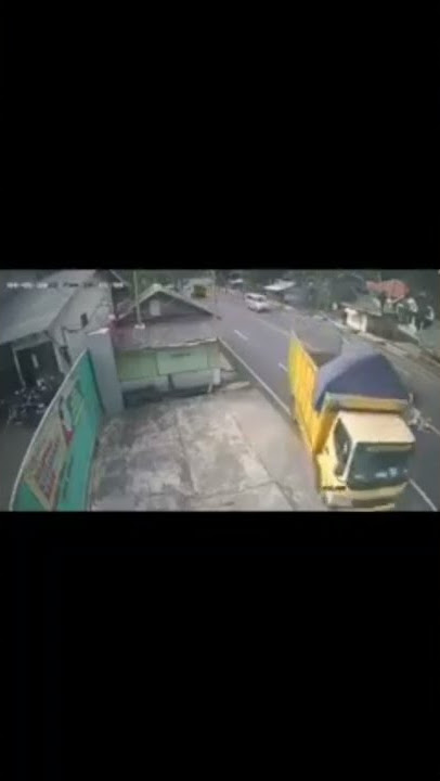 Truk Nabrak Pengendara Motor Terekam Cctv.depan pabrik wcn 3 klakah lumajang jatim. selasa 5-4-2022