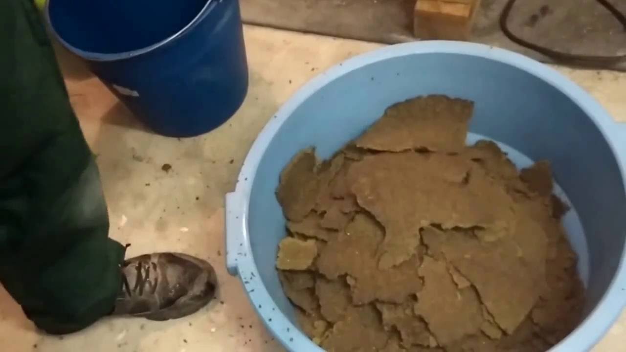 Limpiando capachos y detalle de decantador