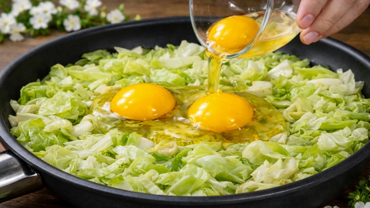 Я готовлю это блюдо из капусты и яиц каждую неделю — так просто и вкусно!