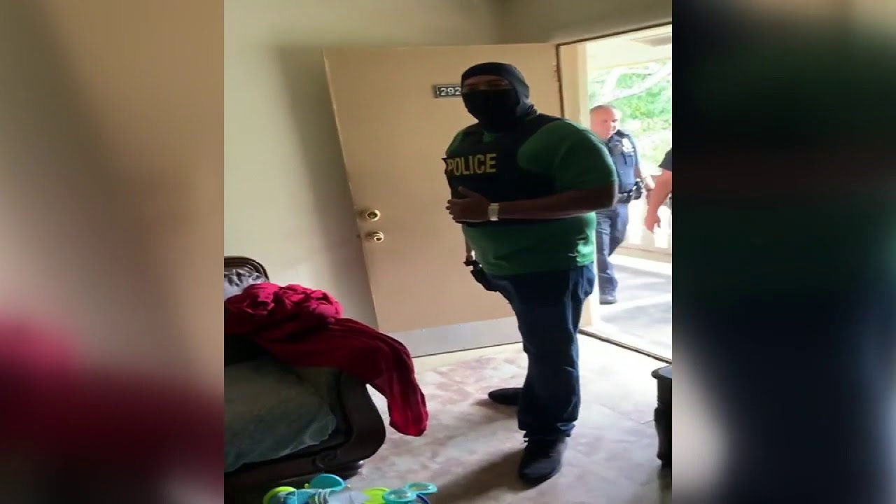 Armed officers raid wrong home in Opa-Locka - YouTube