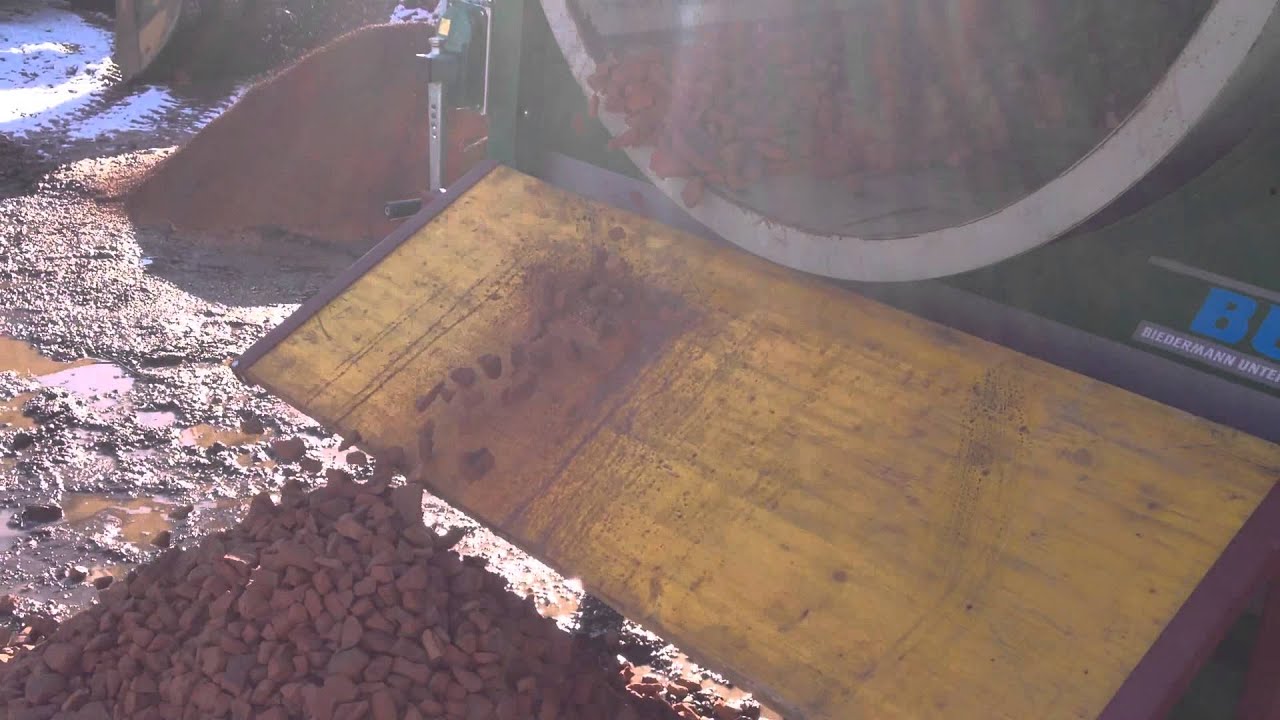 Brechen und Sieben von Ziegelsteinen II BUV