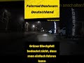 Ein grüner Blechpfeil bedeutet anhalten, gucken und dann evtl. weiter fahren wenn nichts kommt.