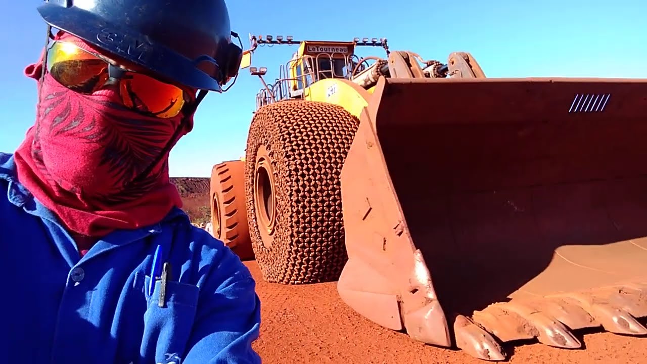 LeTourneo a maior pá carregadeira do mundo em mina S11D.