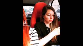 Conder Y Name Iza Duerme En El Sofá