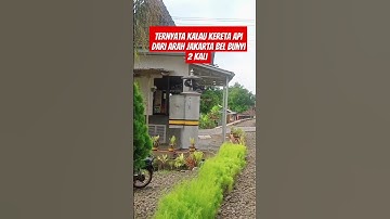Bel genta berbunyi pertanda kereta api akan lewat.
