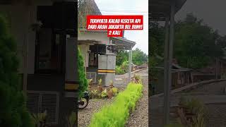 Bel genta berbunyi pertanda kereta api akan lewat.